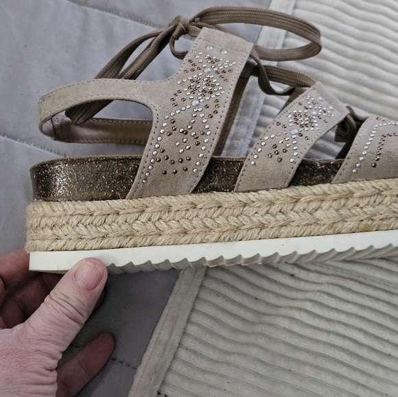 Madeline Girl Women's Beige Sandals with Rhinestone Detailing Size 8.5 - Picture 10 of 10